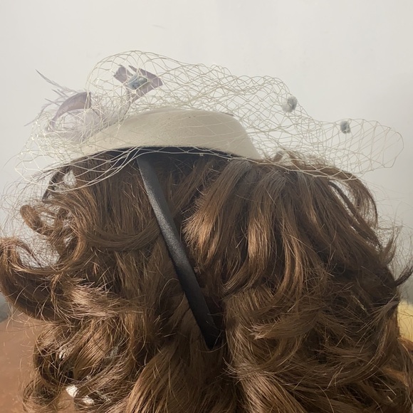 . Vintage Fascinator Hat Hair Piece with Feather and Veil - Picture 4 of 8